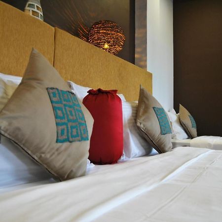 The Canoe Negombo Exterior photo