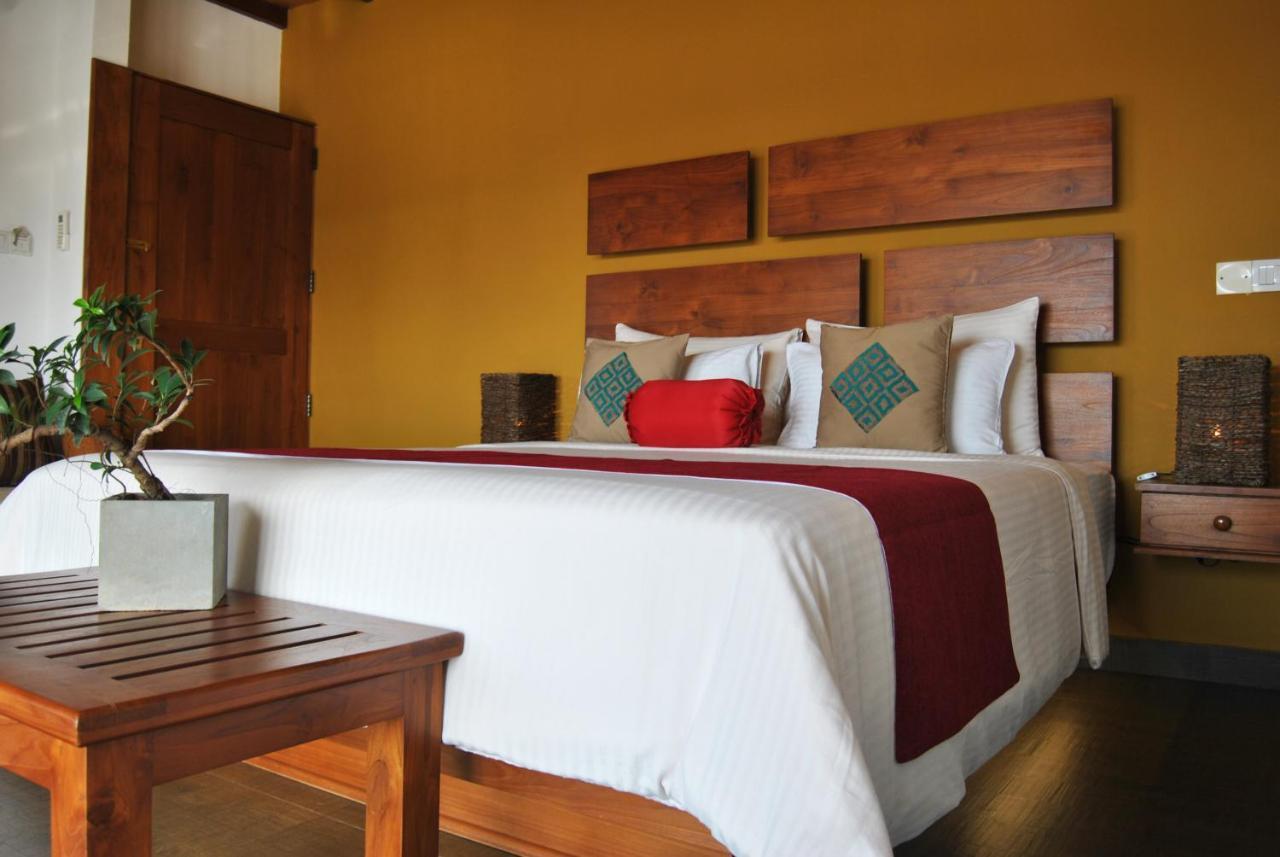 The Canoe Negombo Exterior photo