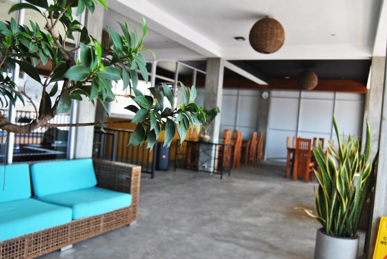 The Canoe Negombo Exterior photo