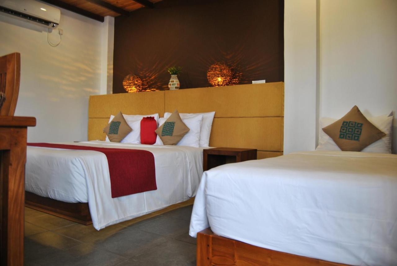 The Canoe Negombo Exterior photo