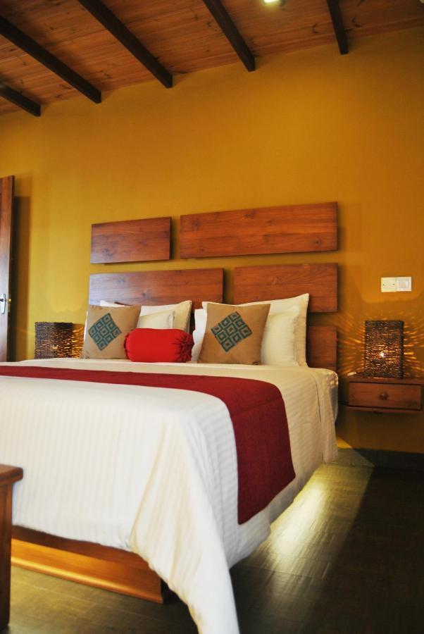 The Canoe Negombo Exterior photo