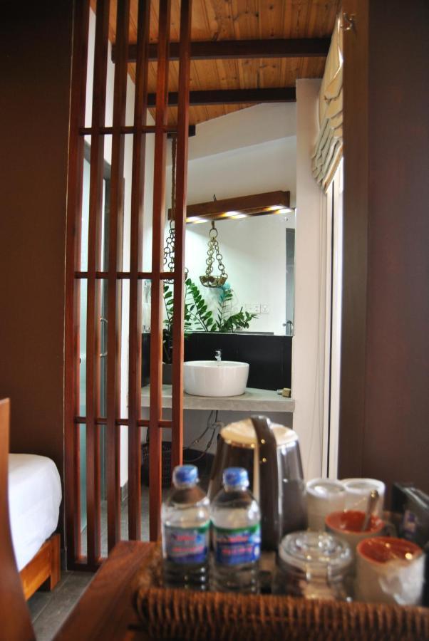 The Canoe Negombo Exterior photo