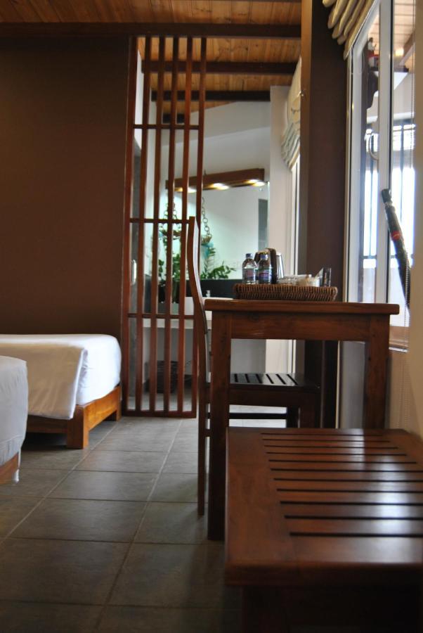 The Canoe Negombo Exterior photo