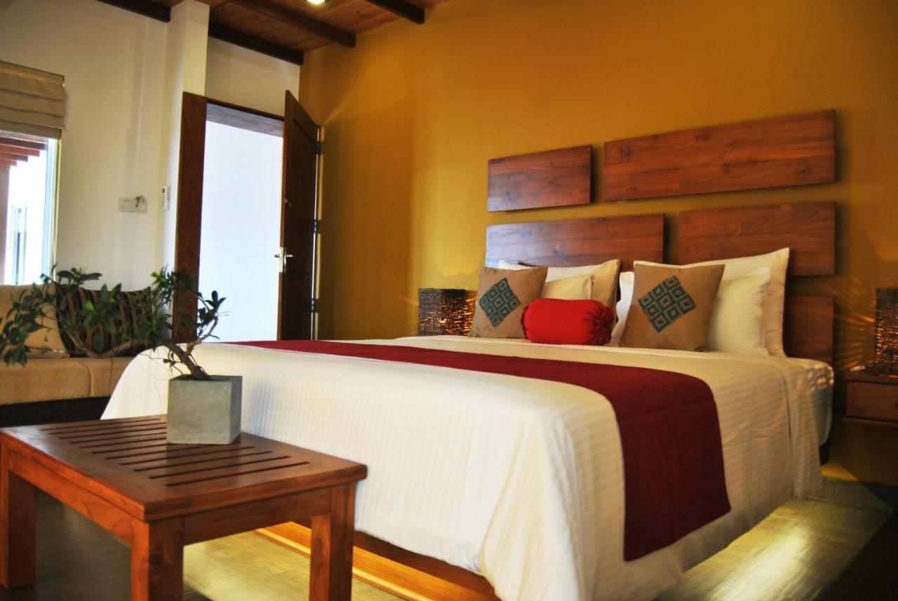 The Canoe Negombo Exterior photo