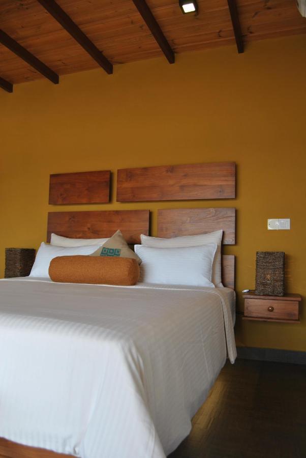 The Canoe Negombo Exterior photo