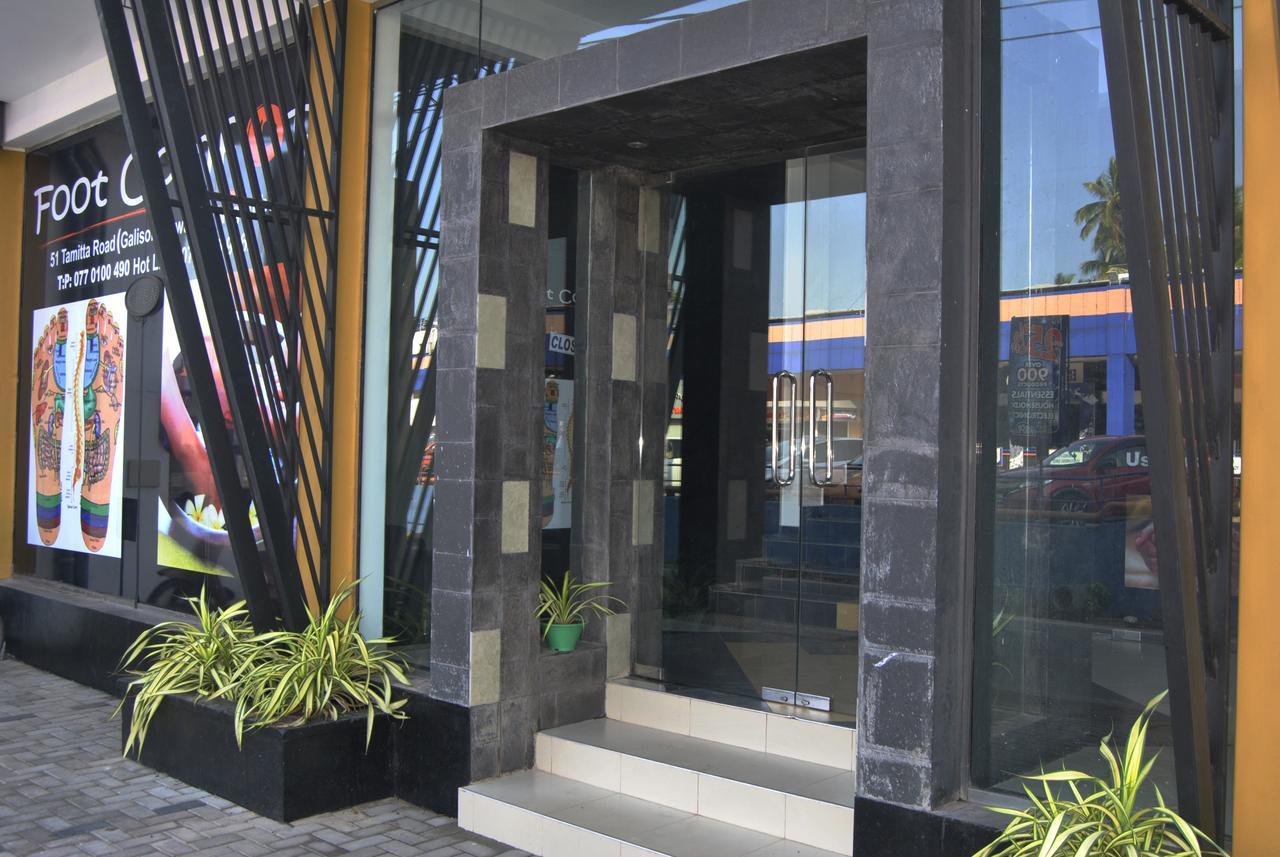 The Canoe Negombo Exterior photo