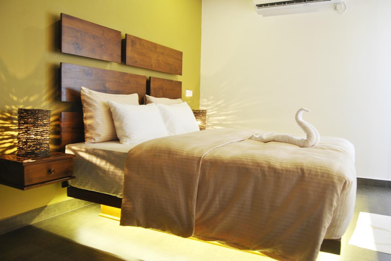 The Canoe Negombo Exterior photo