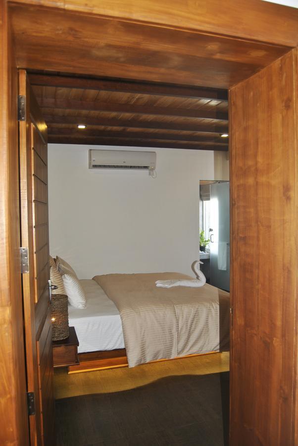 The Canoe Negombo Exterior photo