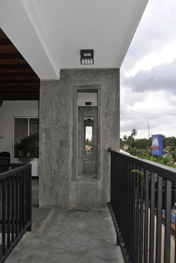 The Canoe Negombo Exterior photo