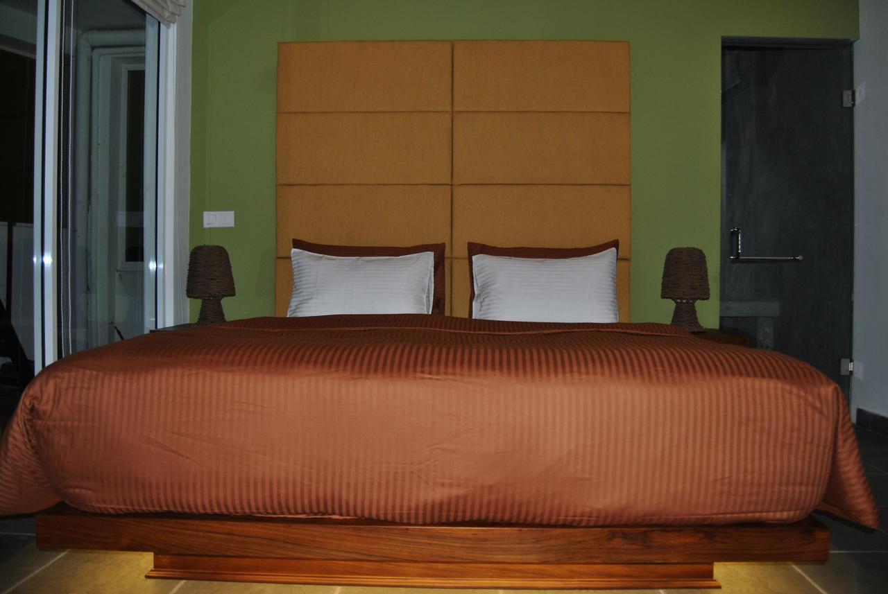 The Canoe Negombo Exterior photo