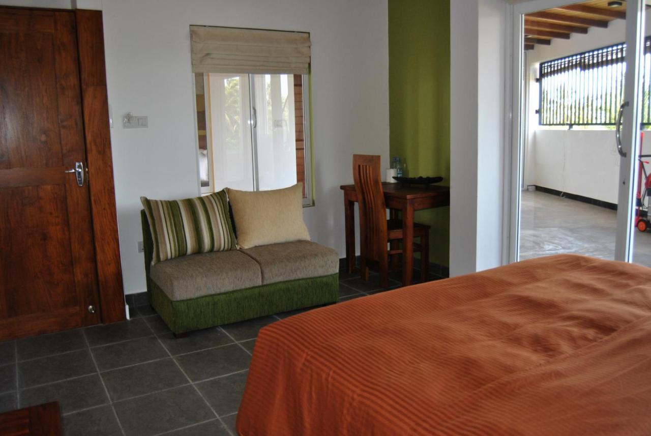 The Canoe Negombo Exterior photo